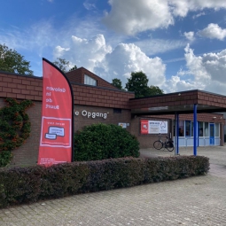 De Inloopactiviteiten in Emmen Zuid zijn in de Bargeres van start gegaan. De Opgang is nu vier middagen per week open voor een kopje koffie, een praatje etc.