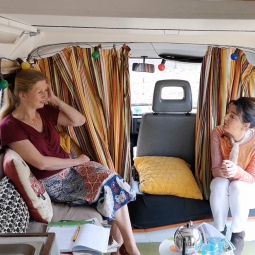 Inspiratie met de Gele Bus. Nicoline Swen en Helene Westerik trekken er samen op uit. In een video leggen ze uit wat ze van plan zijn.