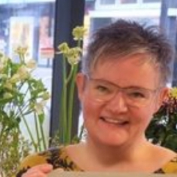 José Luimes uit Emmen heeft haar contact getekend als nieuwe pionier van de Protestantse Gemeente Emmen. 
