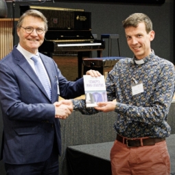 GENERALE SYNODE APRIL 2023 – Boek ‘Geroepen door Christus’ uitgereikt aan Generale Synode